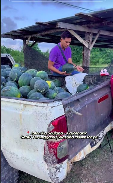 Masyarakat Bagi Semangka Gratis ke Pemudik yang Terjebak Macet Arus Balik