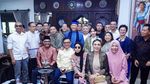 Gaya Kece Melly Goeslaw saat Kulineran Surabi Oncom hingga Petai