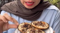 Di Instagramnya, Melly cukup sering membagikan momen kulinerannya. Seperti saat dia cicip surabi oncom saat di Bandung. Foto: Instagram @melly_goeslaw