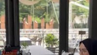 Di sela-sela kesibukannya menjadi penyanyi sekaligus politisi, Melly tetap meluangkan waktunya untuk bersantai di kafe atau resto. Foto: Instagram @melly_goeslaw