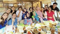 Makan siang bersama kumpulan artis dan seniman Sunda, Melly dan yang lain kompak pilih menu makanan tradisional Jawa Barat. Foto: Instagram @melly_goeslaw