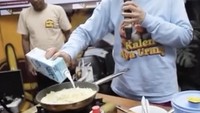 Saat hadir di salah satu acara, Melly sempat bagikan keahliannya masak mie instan kuah dengan tambahan susu yang enak. Foto: Instagram @melly_goeslaw