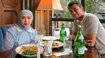 Gaya Kece Melly Goeslaw saat Kulineran Surabi Oncom hingga Petai