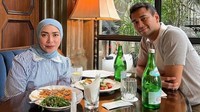 Akrab dengan Raffi Ahmad sejak dulu, Melly tampak santai saat makan siang dengan Raffi. Foto: Instagram @melly_goeslaw