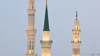 Secara historis, azan di Masjid Nabawi disiarkan secara berurutan dari lima menara: menara utama yang berdekatan dengan Kubah Hijau, diikuti Bab Al-Salam, Bab Al-Rahmah (Ar-Rahmaniyah), Shakiliyah, dan Sulaymaniyah. Foto: Saudi Press Agency