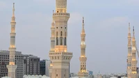 Awalnya umat Islam berkumpul untuk salat tanpa panggilan resmi. Baru setelah dua orang sahabat nabi, Abdullah bin Zaid dan Umar bin Khaththab, menceritakan perihal mimpi yang merupakan petunjuk Allah, Nabi SAW memerintahkan Bilal karena suaranya yang merdu untuk mengumandangkan azan. Foto: Saudi Press Agency