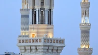 Pada awal 1400 H, sistem berurutan itu dialihkan ke siaran terpadu. Muazin tunggal akan melantunkan azan melalui pengeras suara pusat masjid yang terletak di ruang terbuka yang tinggi menghadap Raudhah. Foto: Saudi Press Agency