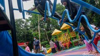 Pengunjung mengisi liburan bersama keluarga di Taman Kota 1 BSD, Tangsel, Banten, Senin (7/4/2025). 