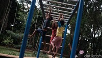 Taman Kota 1 BSD berada di Jalan Letnan Sutopo sehingga sangat strategis di kawasan Serpong. Berbagai arena bermain tersedia di Taman Kota 1 BSD dan juga ramah anak. 