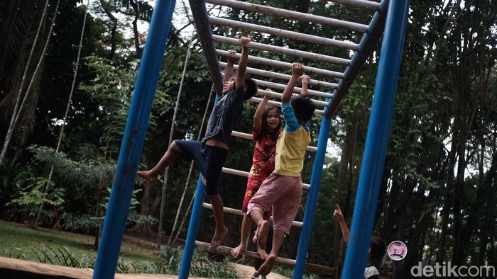 Menghabiskan Hari Terakhir Cuti Lebaran di Ruang Terbuka Cuti bersama Idul Fitri berakhir hari ini, Senin (7/4/2025). Taman Kota 1 BSD, Tangsel, dipilih warga untuk menghabiskan sisa liburan.
