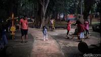 Banyaknya pepohonan membuat suasana sejuk di Taman Kota 1 BSD. 