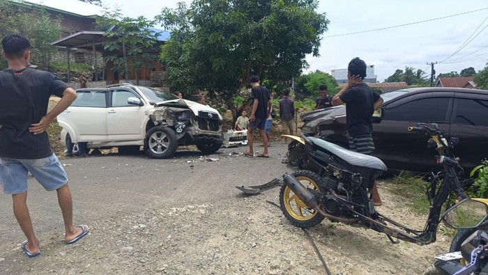 Mobil Toyota Rush tabrakan dengan Avanza di Kecamatan Amali, Bone.