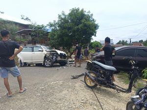 Tabrakan Horor Rush Vs Avanza di Bone, 2 Orang Dilarikan ke RS