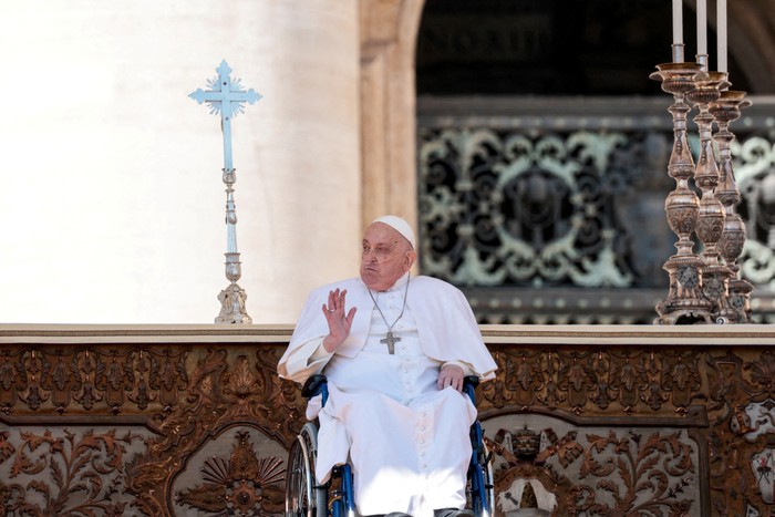 Pope Francis waves as he appears for the first time since his return to the Vatican, in Saint Peter square, at the Vatican, April 6, 2025. REUTERS/Remo Casilli     TPX IMAGES OF THE DAY