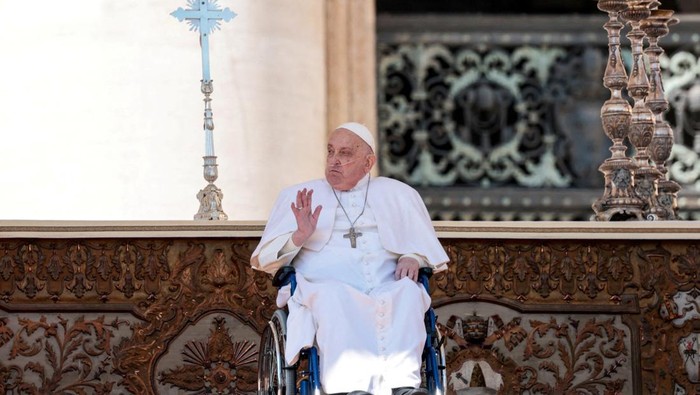 Pope Francis waves as he appears for the first time since his return to the Vatican, in Saint Peter square, at the Vatican, April 6, 2025. REUTERS/Remo Casilli     TPX IMAGES OF THE DAY