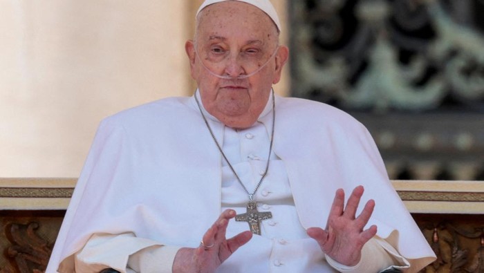 Momen Paus Fransiskus Tampil Kembali Menyapa Publik di Vatikan Pope Francis gestures as he appears for the first time since his return to the Vatican, in Saint Peter square, at the Vatican, April 6, 2025. REUTERS/Remo Casilli TPX IMAGES OF THE DAY