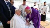 Fransiskus berusia 88 tahun, tidak terlihat di depan publik sejak 23 Maret, ketika ia memberikan sambutan singkat sebelum meninggalkan rumah sakit Gemelli di Roma setelah lebih dari lima minggu menjalani perawatan dalam krisis kesehatan paling serius selama 12 tahun kepausannya. Vatican Media/­Francesco Sforza/Handout via REUTERS 