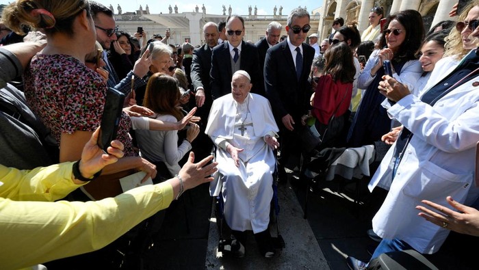 Momen Paus Fransiskus Tampil Kembali Menyapa Publik di Vatikan Pope Francis appears for the first time since his return to the Vatican, on the day of a Mass for Jubilee of Sick and Health Care Workers in Saint Peter's square, at the Vatican, April 6, 2025. Vatican Media/ΒFrancesco Sforza/Handout via REUTERS ATTENTION EDITORS - THIS IMAGE WAS PROVIDED BY A THIRD PARTY.