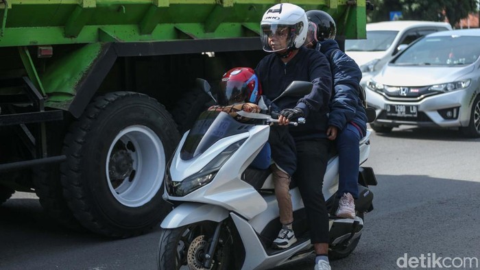 Sejumlah pemotor membawa anak kecil saat mudik ke kampung halaman. Ini momen para pemudik cilik menempuh perjalanan saat kembali pulang ke rumah.