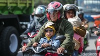 Tak ketinggalan mereka turut membawa anak-anak dalam perjalanan itu.