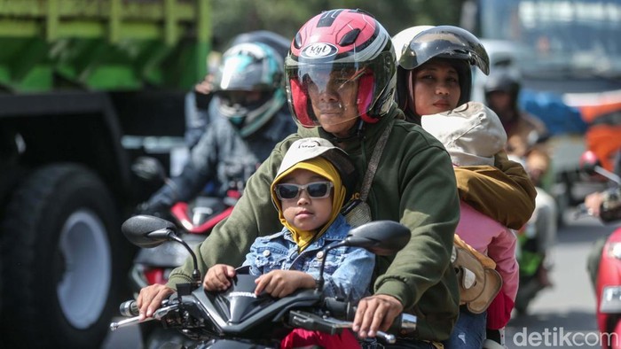 Sejumlah pemotor membawa anak kecil saat mudik ke kampung halaman. Ini momen para pemudik cilik menempuh perjalanan saat kembali pulang ke rumah.