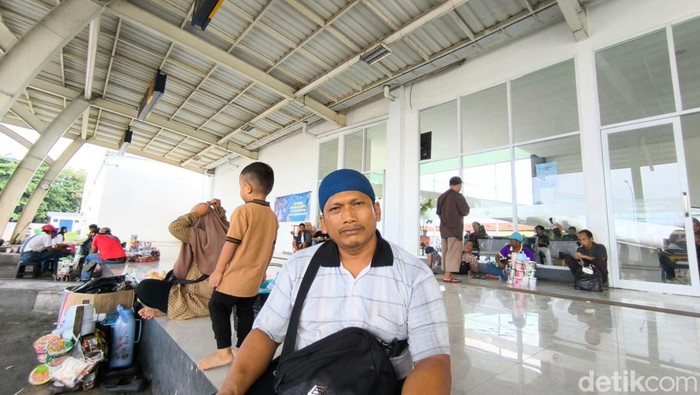 Nurdin saat bekerja menjadi tukang pijat di Terminal Harjamukti