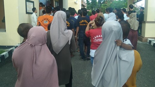 Para busui yang ditangkap akibat menjual narkoba dihadirkan saat konferensi pers di Mapolres Bima Kota, Senin (7/4/2025). (Rafiin/detikBali)