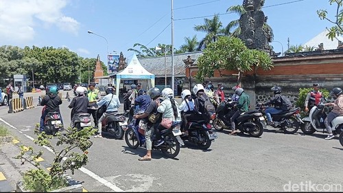 Sejumlah sepeda motor yang baru menyeberang melewati pemeriksaan di Pelabuhan Gilimanuk, Senin (7/4/2025).