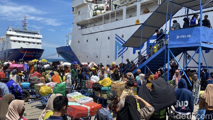 Sebanyak 3.600 penumpang naik dari Pelabuhan Nusantara, Kota Parepare, Sulawesi Selatan (Sulsel) tujuan pulau Kalimantan pada H+6 arus balik mudik Lebaran 2025.