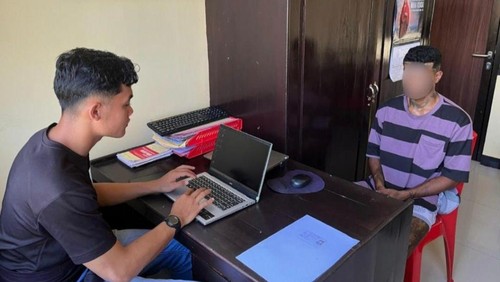 Pelaku pelemparan mobil Youtuber Jajago Keliling Indonesia di Desa Umalawain, Kecamatan Weliman, Kabupaten Malaka, NTT, saat diinterogasi polisi.(Dok. Polres Malaka)