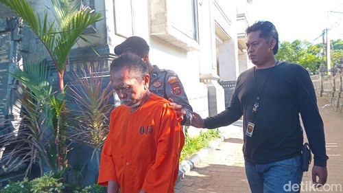 Efendy Lamba ditangkap polisi setelah membakar vila milik Teasdal di Desa Pecatu, Senin (7/4/2025). (Aryo Mahendro/detikBali).