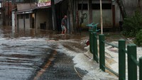 Menurut pihak berwenang setempat, sedikitnya 346 orang kehilangan tempat tinggal akibat badai tersebut. Pertahanan Sipil mengirimkan peringatan melalui pesan telepon seluler dan sirene di 46 lingkungan untuk memperingatkan warga. 