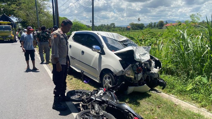 Penampakan motor dan mobil usai kecelakaan adu banteng di Jalan Parangtritis, Bantul, Senin (7/4/2025).