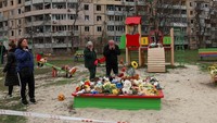 Setidaknya 9 anak termasuk di antara 19 orang yang tewas dalam serangan Rusia di kota Kryvyi Rih, Ukraina, pada hari Jumat (4/4), kata para pejabat, dan warga pada hari Sabtu datang untuk memberikan penghormatan dengan meletakkan bunga di taman bermain yang rusak akibat rudal.