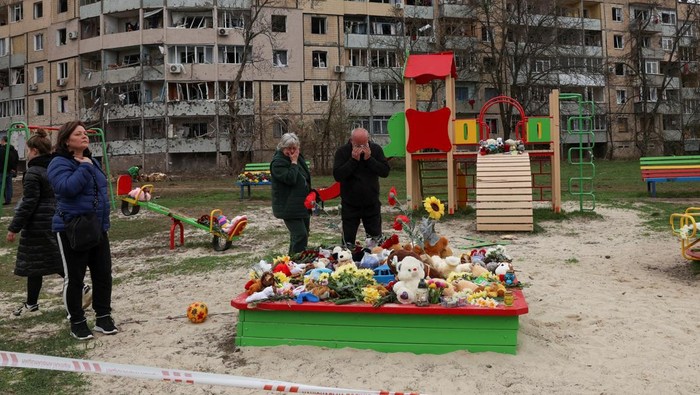 Penghormatan untuk Anak-anak yang Tewas dalam Serangan Rusia di Kryvyi Rih People mourn in a playground at the site of a deadly Russian missile strike on a residential area where multiple children and adults were killed, amid Russia's attack on Ukraine, in Kryvyi Rih, Ukraine, April 5, 2025. REUTERS/Violeta Santos Moura TPX IMAGES OF THE DAY