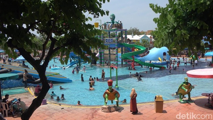 Pengunjung di Wisata Bahari Lamongan