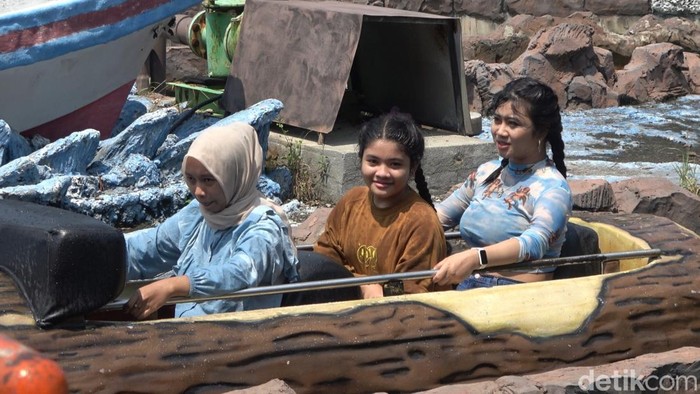 Pengunjung di Wisata Bahari Lamongan