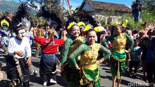 Pentas budaya saat syawalan dan arak-arakan sapi di Boyolali, Senin (7/4/2025).