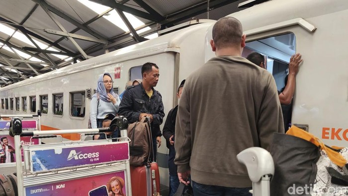 Penumpang kereta api di Stasiun Pasar Turi Surabaya