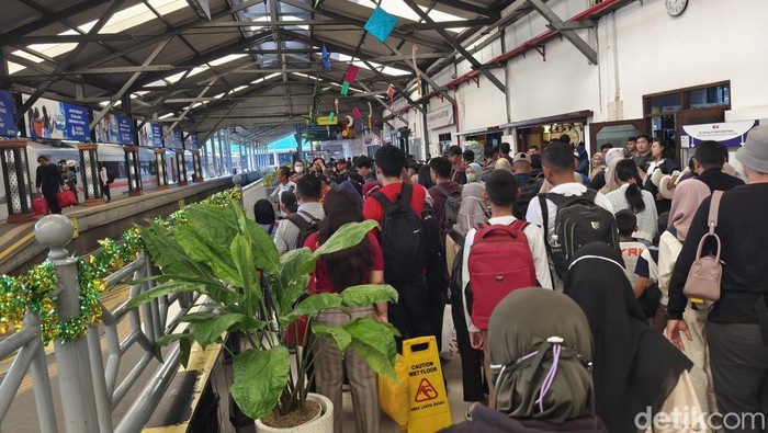 Penumpang kereta api di Stasiun Pasar Turi Surabaya