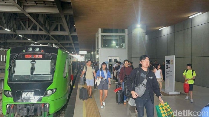 Penumpang Kereta Cepat Tembus 23.500 KCIC kembali mencatat rekor tertinggi sementara jumlah penumpang Kereta Cepat Whoosh selama masa libur Lebaran. Pada Minggu (6/4), Whoosh melayani sebanyak 23.500 penumpang dalam sehari.
