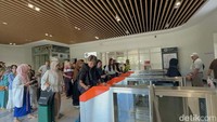 Hari ini Senin (7/4) pagi, lonjakan pembelian tiket Whoosh dari arah Bandung ke Jakarta maupun sebaliknya masih tetap tinggi dan sudah menembus angka 12.000 tiket.