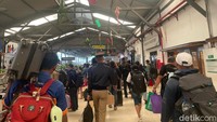 Selama masa angkutan Lebaran 2025, KAI Daop 8 Surabaya mengoperasikan 58 KA jarak jauh per hari, terdiri dari 49 KA reguler dan 9 KA tambahan (Foto: Mira Rachmalia)