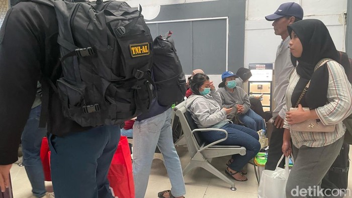 penumpang turun di stasiun gubeng