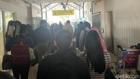 Di hari terakhir libur lebaran, tercatat sebanyak 30.629 penumpang turun, sedangkan 21.042 penumpang tercatat berangkat (Foto: Mira Rachmalia)