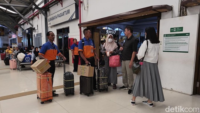 penumpang turun di stasiun gubeng