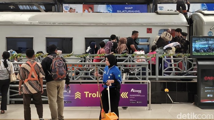 penumpang turun di stasiun gubeng