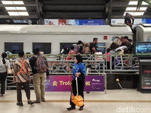 17 Ribu Orang Kembali ke Surabaya Usai Cuti Lebaran Via Kereta Api