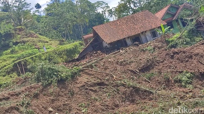 Pergeseran tanah di Panawangan Ciamis.