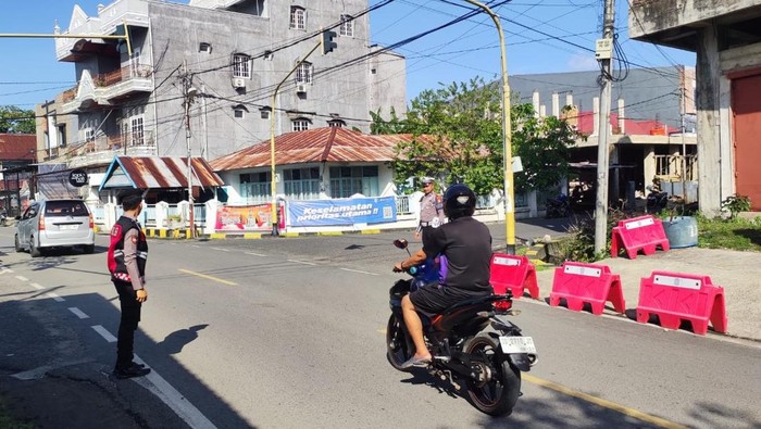 Personel Polres Selayar mengawasi arus lalu lintas.